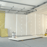 alt="Drywall com tratamento acústico instalado"