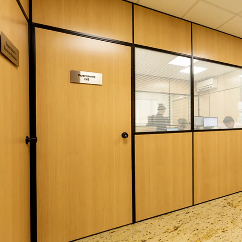 alt="Divisória de escritório instalada em BH"