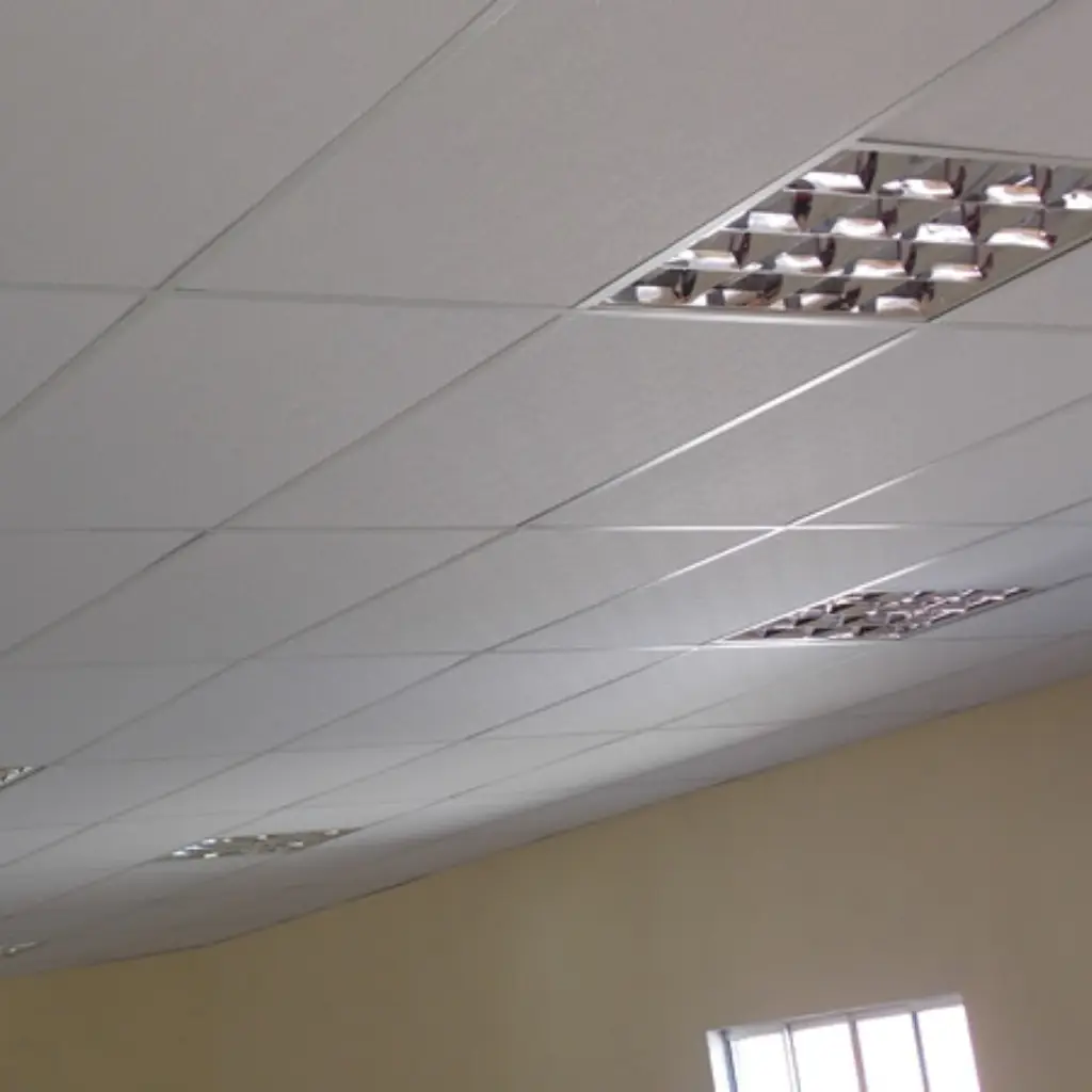 alt="Forro modular instalado em escritório corporativo"