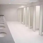 alt="Divisória sanitária de PVC instalada em banheiro"