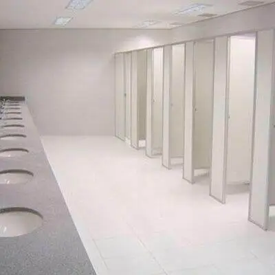 alt="Divisória sanitária de PVC instalada em banheiro"